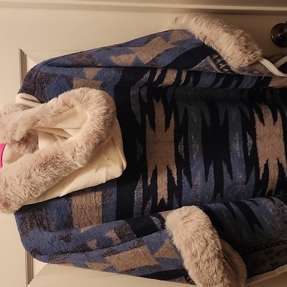 Cape - Picture 3 of 4